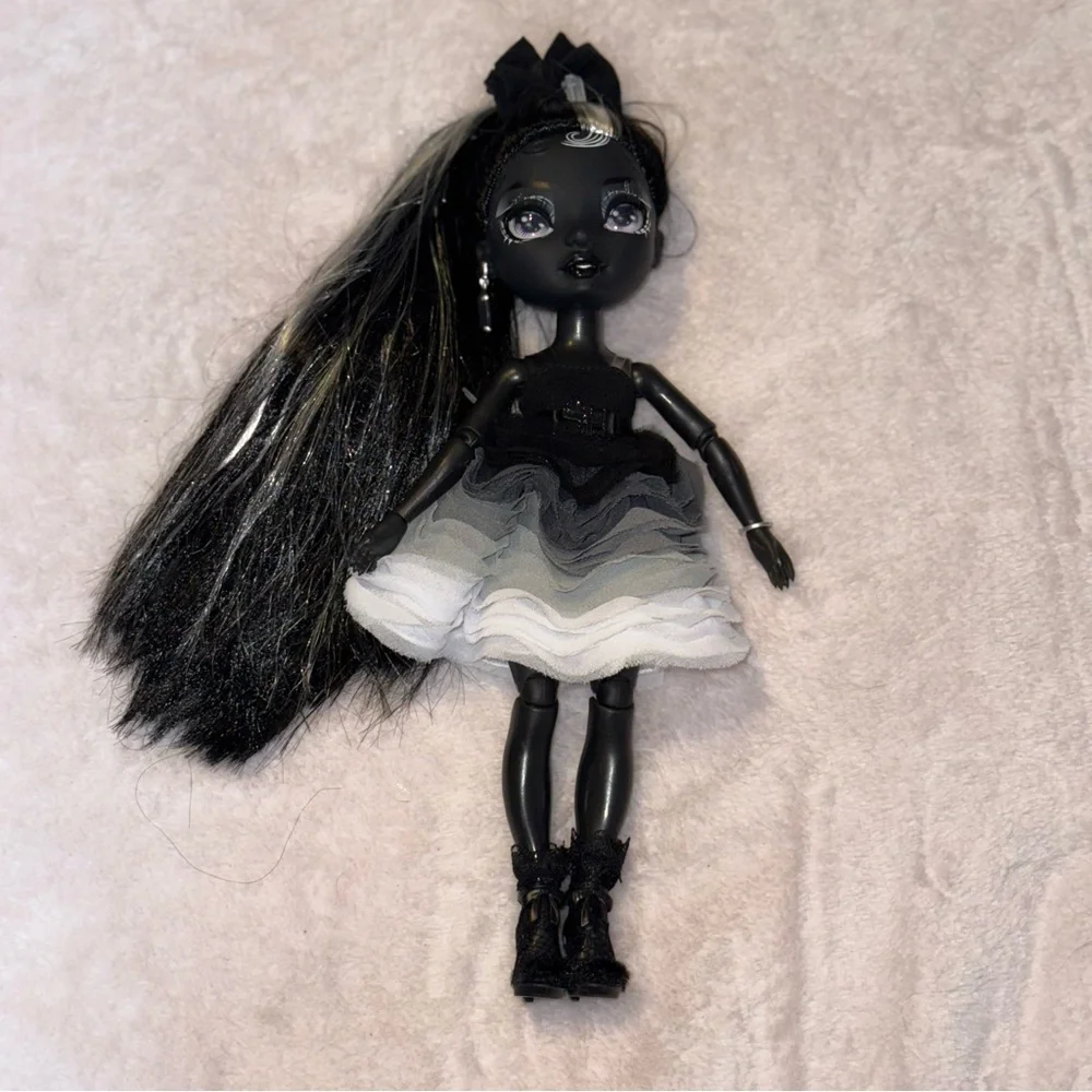 Rainbow High Shadow High Series 1 Shanelle Onyx Grayscale Fashion Doll Set